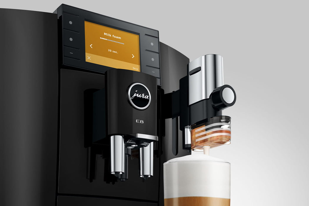 JURA E8 Piano Black volautomaat voor thuis, vooraanzicht met kleurenscherm — fabrikantbeeld 17