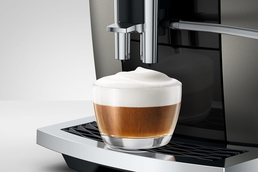 JURA E6 Dark Inox espressomachine voor thuis, vooraanzicht, fabrikantbeeld 19