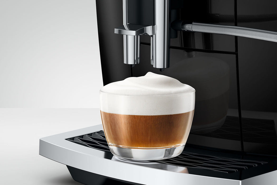 JURA E6 Piano Black espressomachine voor thuis, vooraanzicht, fabrikantbeeld 19