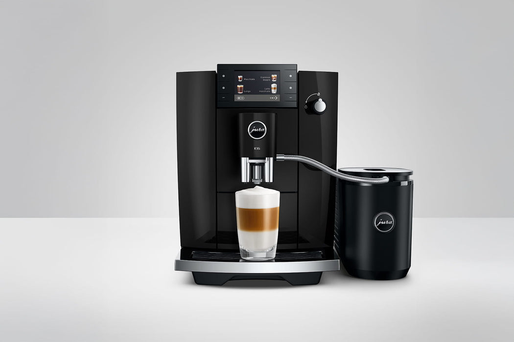 JURA E6 Piano Black espressomachine voor thuis, vooraanzicht — fabrikantbeeld 24