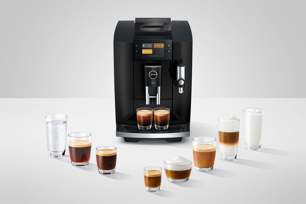 JURA E8 Piano Black volautomaat voor thuis, vooraanzicht met kleurenscherm — fabrikantbeeld 18
