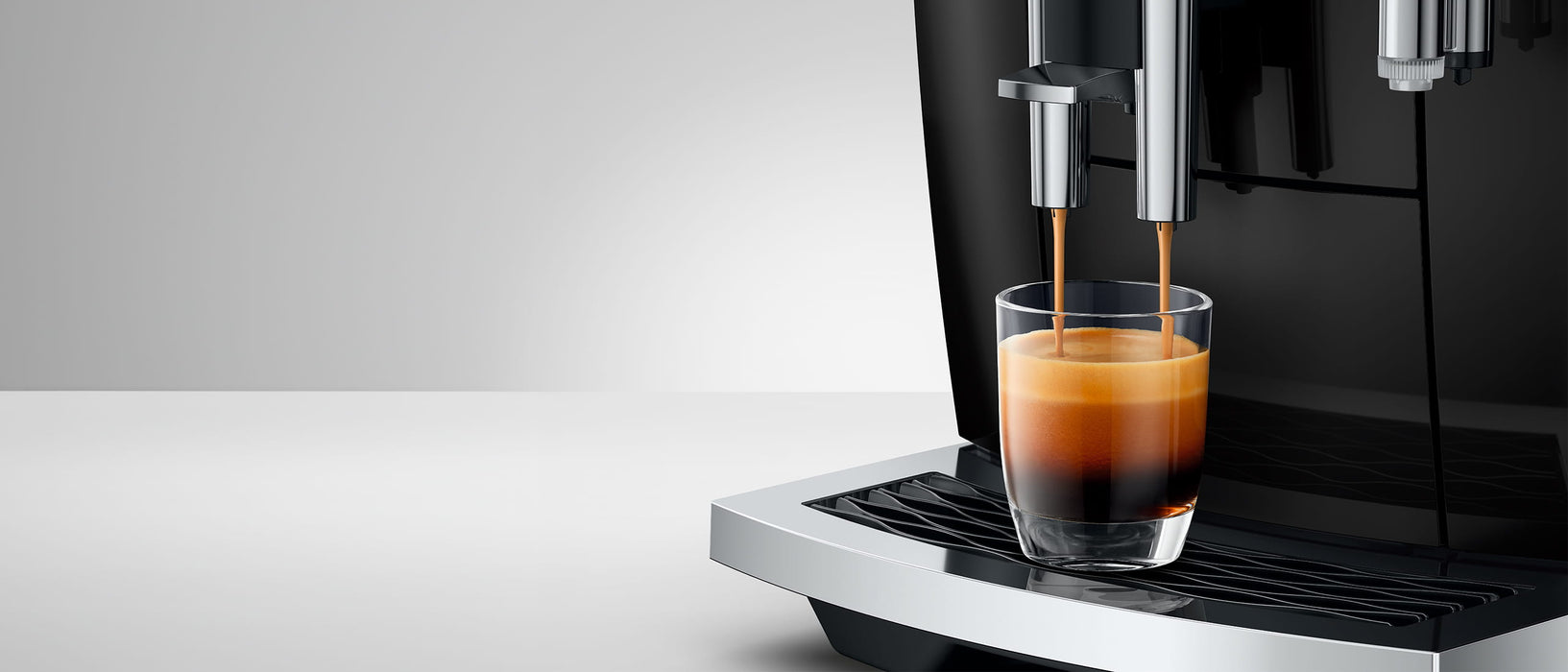 JURA E8 Piano Black volautomaat voor thuis, vooraanzicht met kleurenscherm, fabrikantbeeld 9