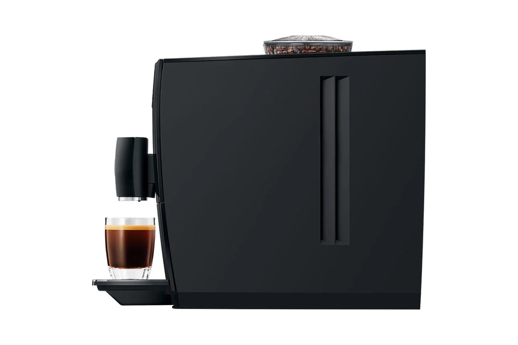 JURA A8 Piano Black, zijaanzicht met espresso