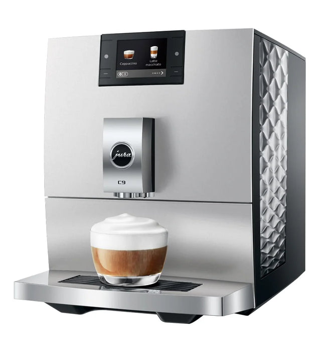 JURA C9 Platina (EA) compacte volautomaat, vooraanzicht met cappuccino