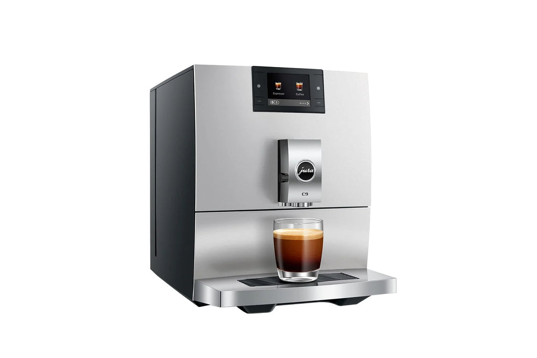 JURA C9 Platina, schuin aanzicht met espresso