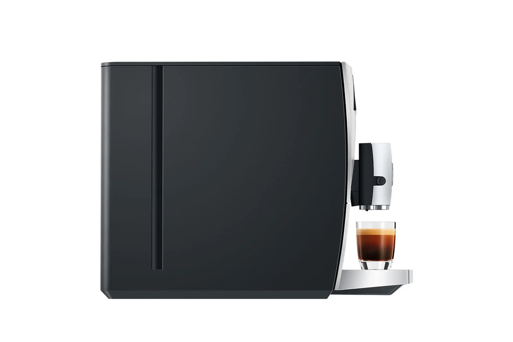 JURA C9 Platina, zijaanzicht met espresso