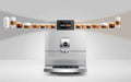JURA C9 met de 17 koffiespecialiteiten in glazen