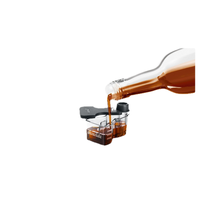 JURA Chocolade-opzetstuk set van 2 bruin glas pouring in cup demo | Arte dell' espressO