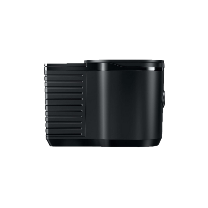 JURA Cool Control 0.6l melkkan zwart met horizontale ribben, zijaanzicht op witte achtergrond | Arte dell' espressO