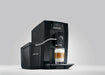 JURA Cool Control Slim naast de JURA A8 met latte macchiato