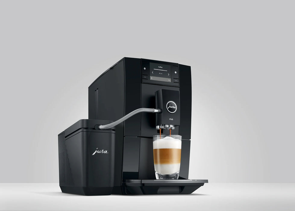 JURA Cool Control Slim naast de JURA A8 met latte macchiato
