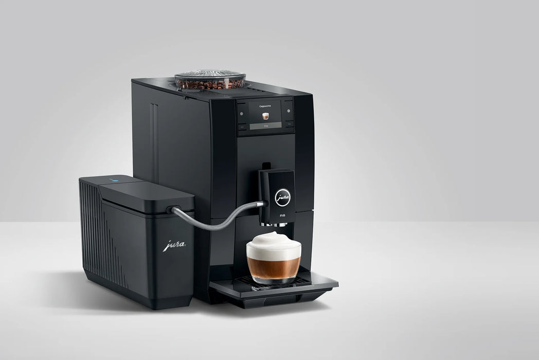 JURA Cool Control Slim naast de JURA A8 met cappuccino