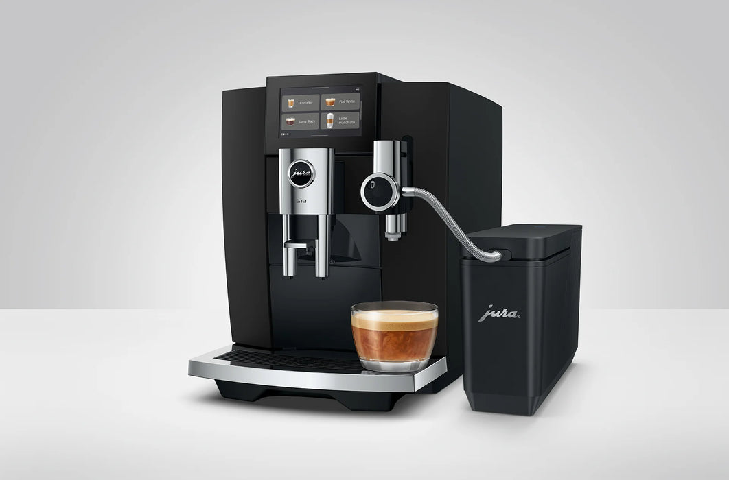 JURA Cool Control Slim naast de JURA S10 Obsidian Black