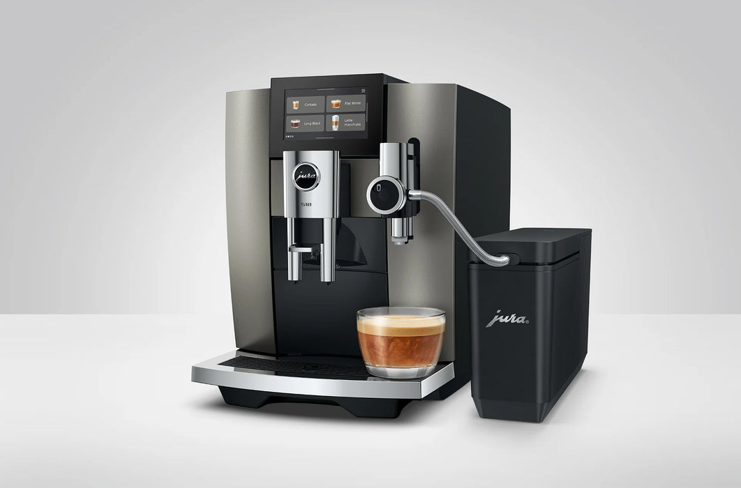 JURA Cool Control Slim naast de JURA S10 Dark Inox