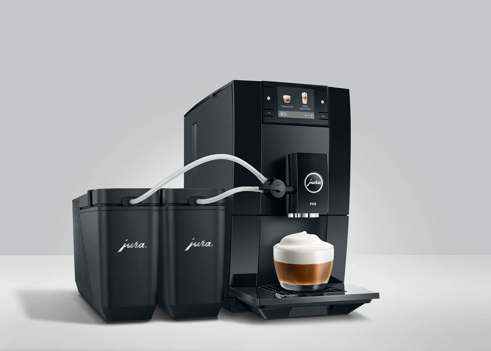 JURA A8 met Dual Milk Adapter, twee melkkoelers en een cappuccino