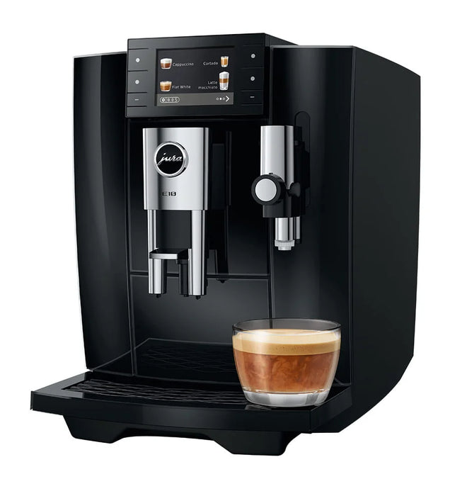JURA E10 Diamond Black (EA) volautomaat, vooraanzicht met 3,5 inch kleurendisplay en cappuccino