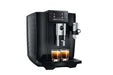 JURA E10 Diamond Black, schuin aanzicht met twee espresso's