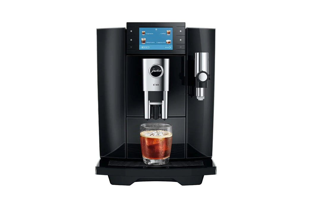 JURA E10 Diamond Black, vooraanzicht met cold brew in een glas