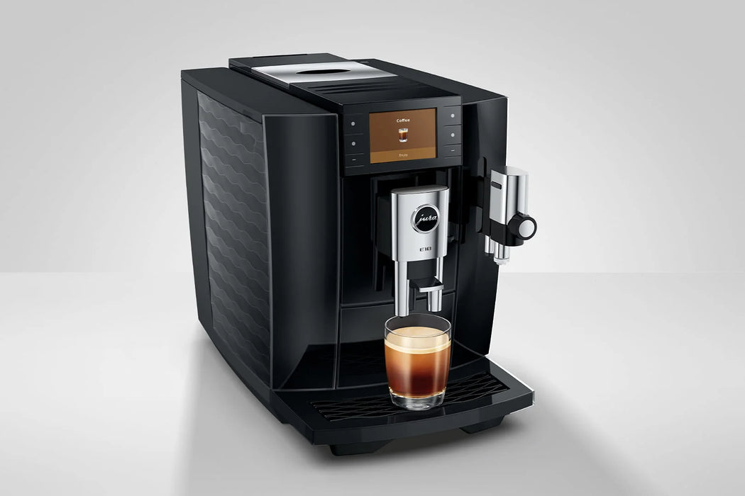 JURA E10 Diamond Black met 2K-frontpaneel, schuin vooraanzicht met espresso