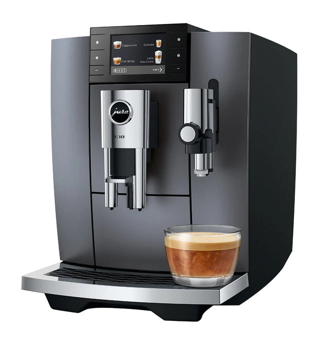 JURA E10 Onyx Grey (EA) volautomaat, vooraanzicht met 3,5 inch kleurendisplay en cappuccino
