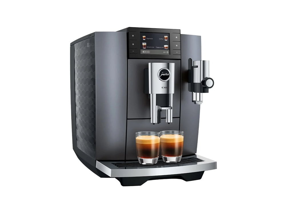 JURA E10 Onyx Grey, schuin aanzicht met twee espresso's