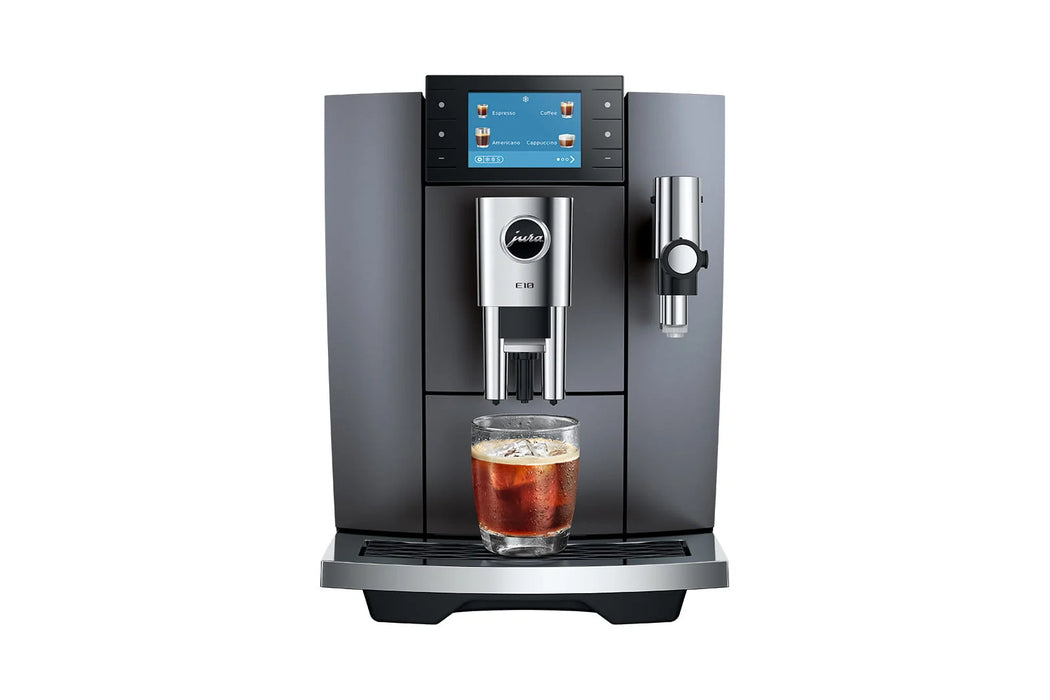 JURA E10 Onyx Grey, vooraanzicht met cold brew in een glas