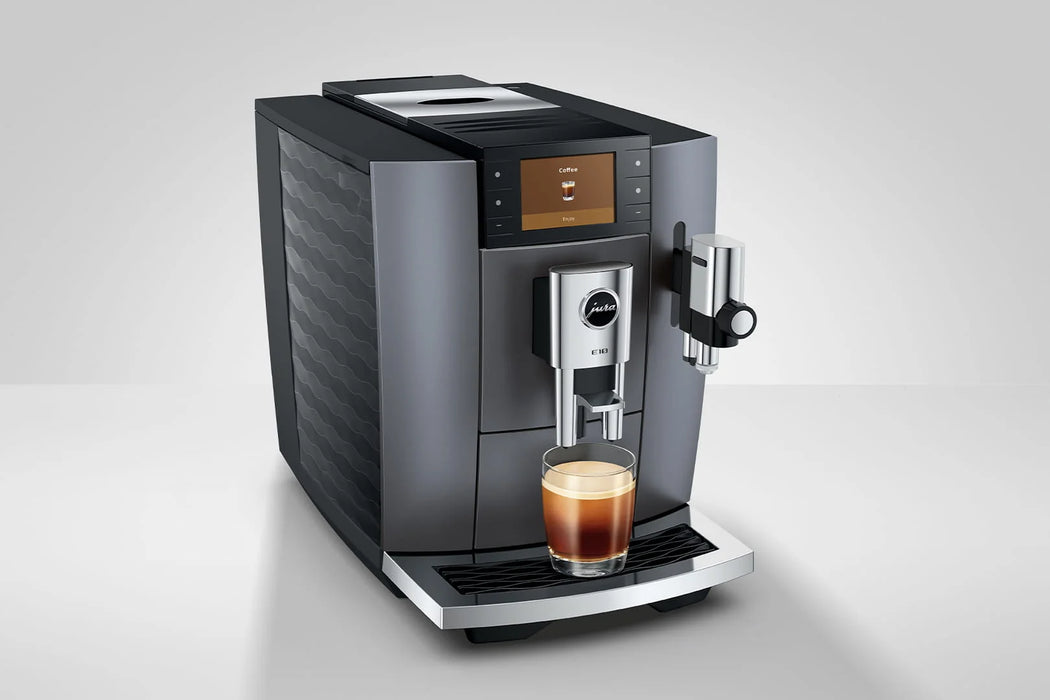 JURA E10 Onyx Grey, schuin vooraanzicht met espresso