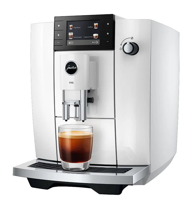 JURA E6 Piano White (ED) volautomaat, vooraanzicht met kleurendisplay en koffie
