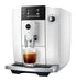 JURA E6 Piano White (ED) volautomaat, vooraanzicht met kleurendisplay en koffie