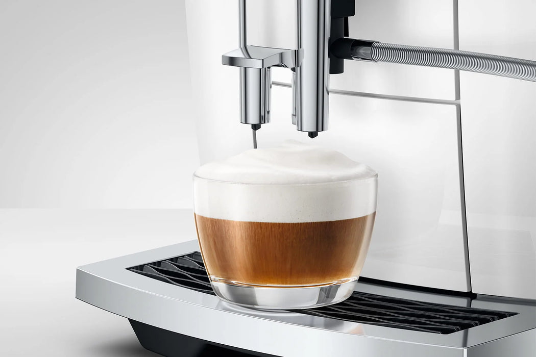Cappuccino met melkschuim uit de JURA E6 Piano White