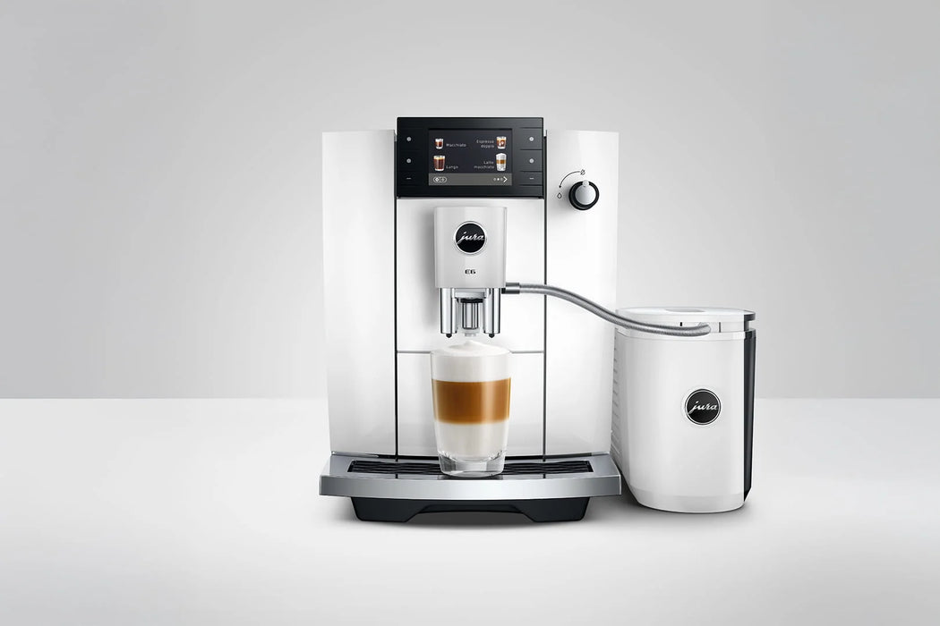 JURA E6 Piano White met de JURA melkkaraf voor cappuccino