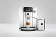 JURA E6 Piano White met de JURA melkkaraf voor cappuccino