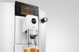 Koffie-uitloop van de JURA E6 Piano White tijdens het zetten