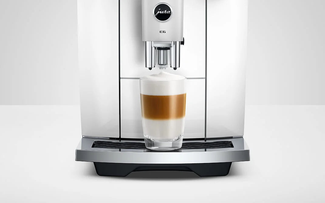 Latte macchiato uit de JURA E6 Piano White