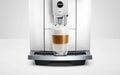 Latte macchiato uit de JURA E6 Piano White