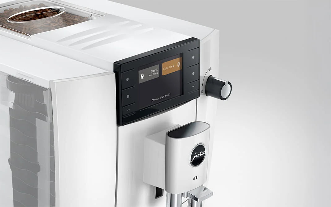 Bovenkant van de JURA E6 Piano White met bonenreservoir en display
