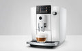 JURA E6 Piano White met cappuccino, schuin vooraanzicht