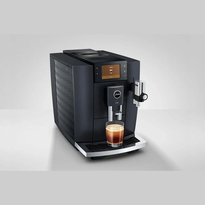 jura-e8-cosmic-black-ed-vooraanzicht-schuin boven met koffie