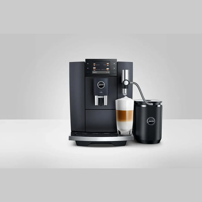 jura e8 cosmic black met latte en cool control vooraanzicht