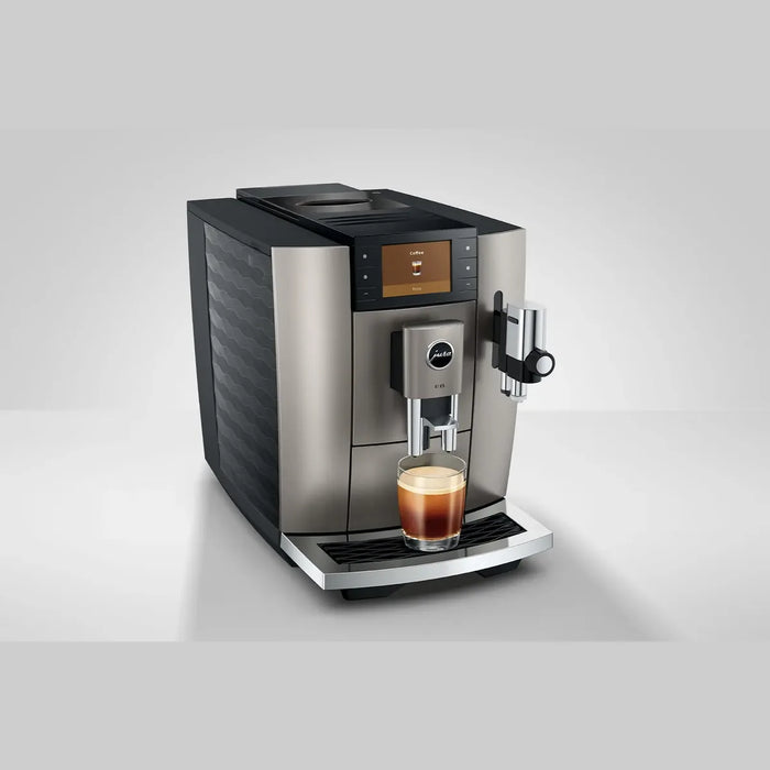 JURA E8 Midnight Silver (ED) schuin van boven met koffie op kopjes plateau