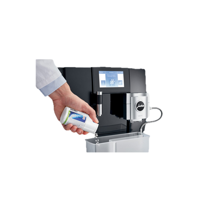 Hand voert JURA melksysteemreiniger navulflesje in koffieautomaat in, zwart-zilver design | Arte dell' espressO