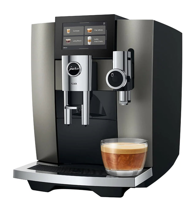 JURA S10 Dark Inox (EA) volautomaat, vooraanzicht met 4,3 inch touchscreen en cappuccino