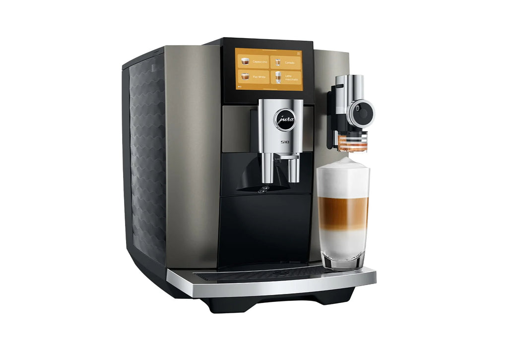 JURA S10 Dark Inox, schuin aanzicht met latte macchiato