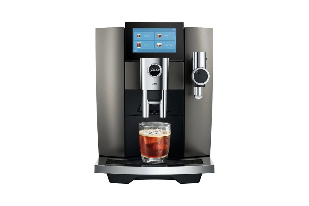 JURA S10 Dark Inox, vooraanzicht met cold brew in een glas