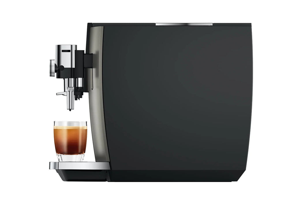 JURA S10 Dark Inox, zijaanzicht rechts met espresso