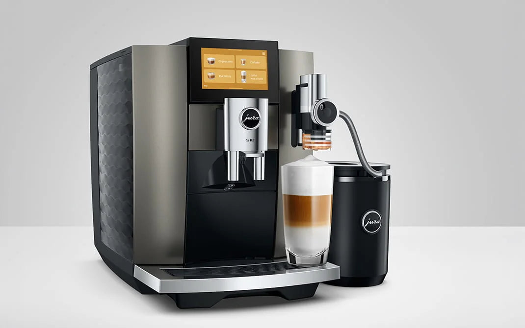 JURA S10 Dark Inox met de JURA melkkaraf en latte macchiato