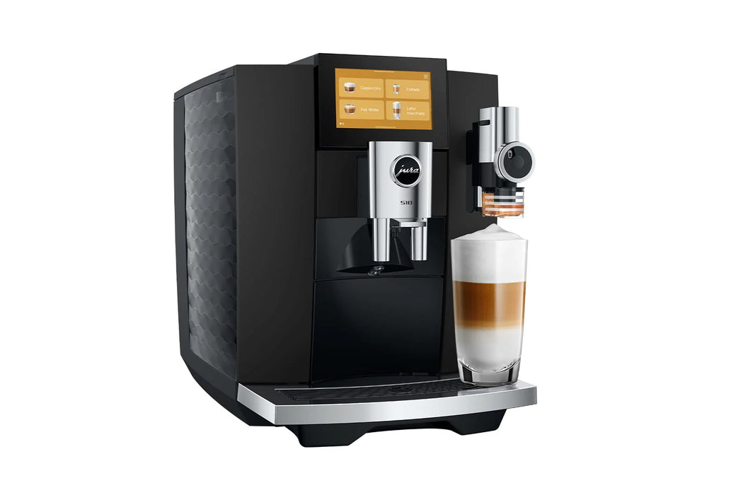 JURA S10 Obsidian Black, schuin aanzicht met latte macchiato