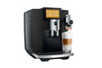 JURA S10 Obsidian Black, schuin aanzicht met latte macchiato