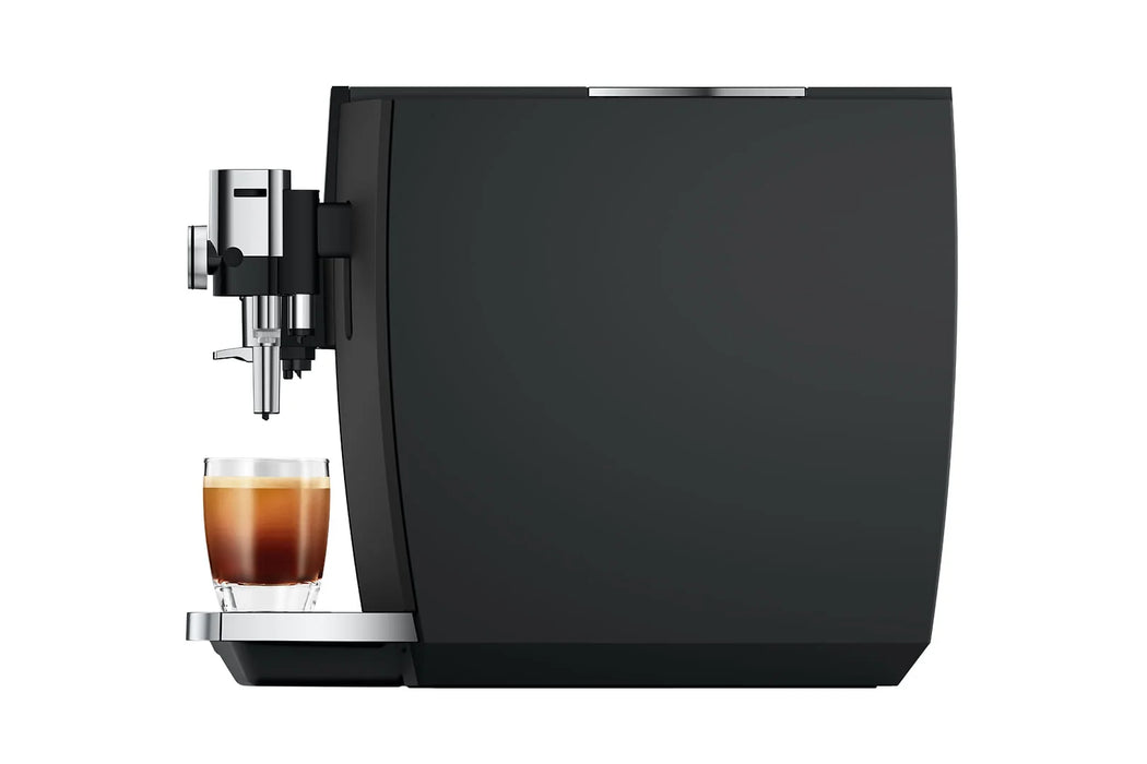 JURA S10 Obsidian Black, zijaanzicht rechts met espresso