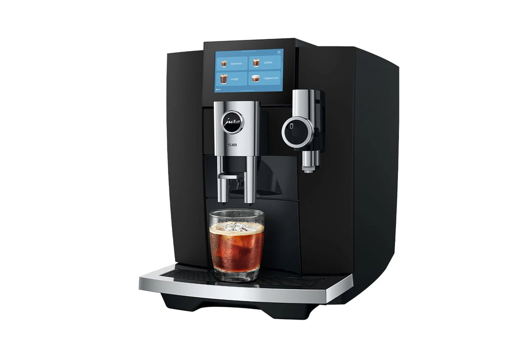 JURA S10 Obsidian Black, schuin vooraanzicht met espresso